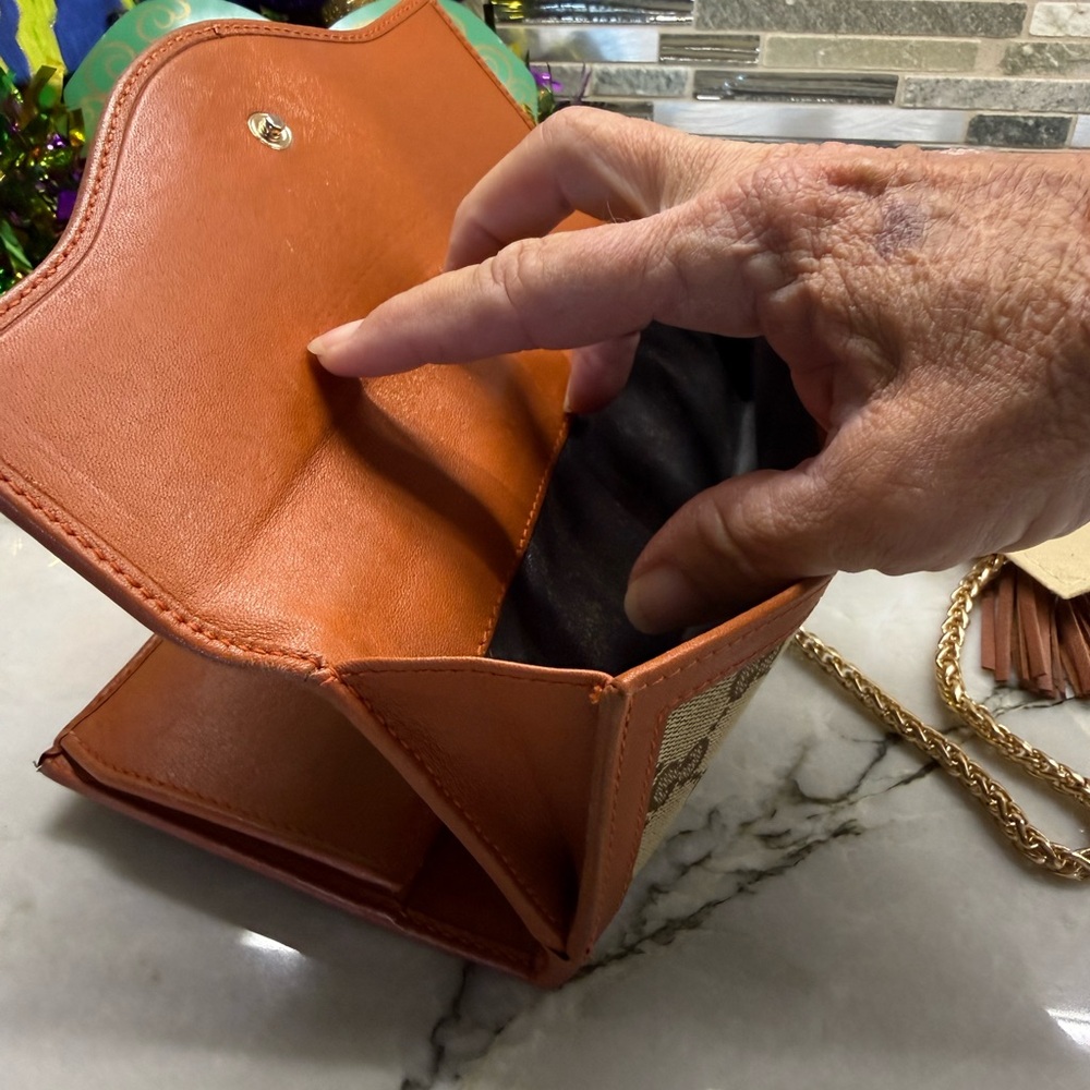 Gucci Tan and Brown Sukey Logo Wallet - Picture 14 of 16